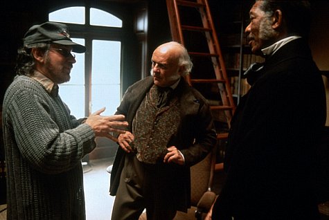 Morgan Freeman, Anthony Hopkins and Steven Spielberg in Amistad (1997)