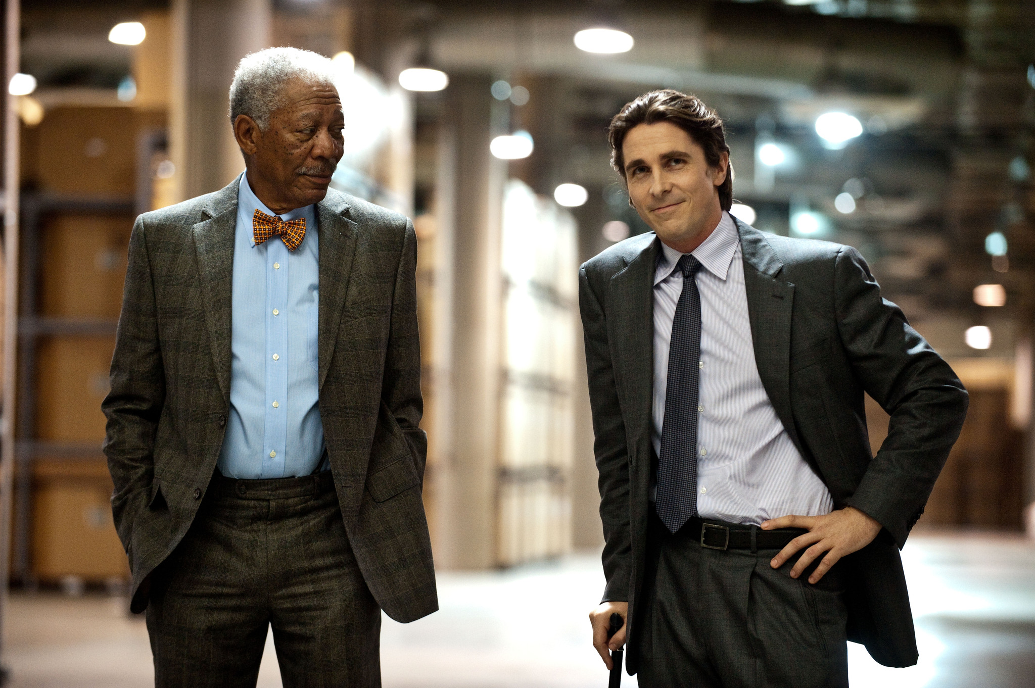 Still of Morgan Freeman and Christian Bale in Tamsos riterio sugrizimas (2012)