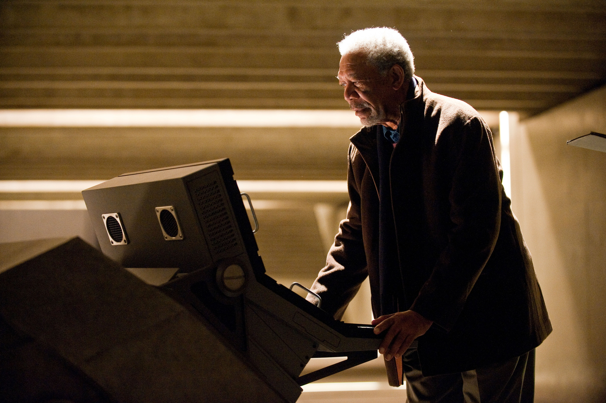 Still of Morgan Freeman in Tamsos riterio sugrizimas (2012)