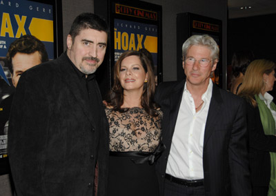 Richard Gere, Alfred Molina and Marcia Gay Harden at event of The Hoax (2006)