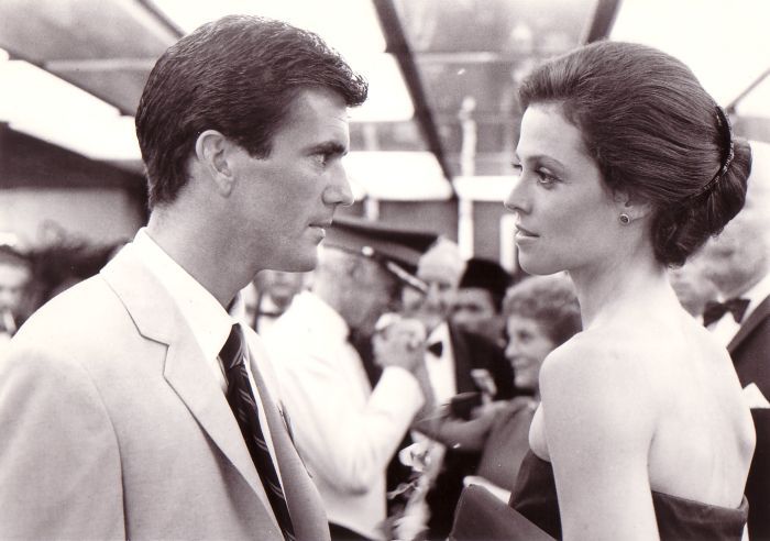 Still of Mel Gibson and Sigourney Weaver in The Year of Living Dangerously (1982)