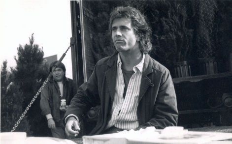 Jason Ronard (background) and Mel Gibson (foreground) in 