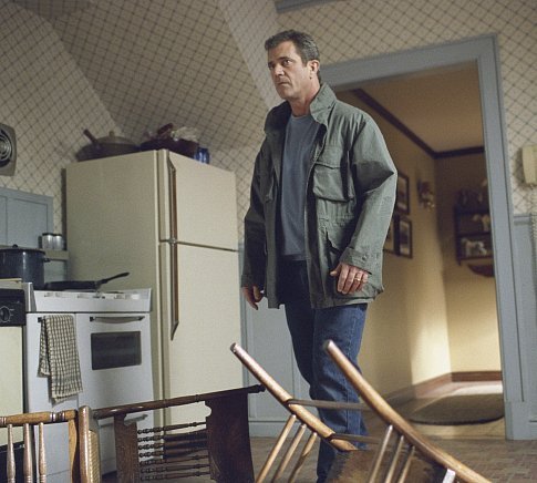 Graham (Mel Gibson) makes a chilling discovery in a neighbor's kitchen