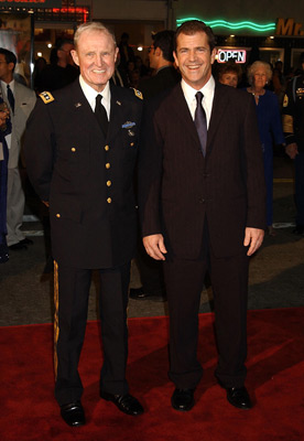 Mel Gibson and Harold G. Moore at event of Mes buvome kariai (2002)