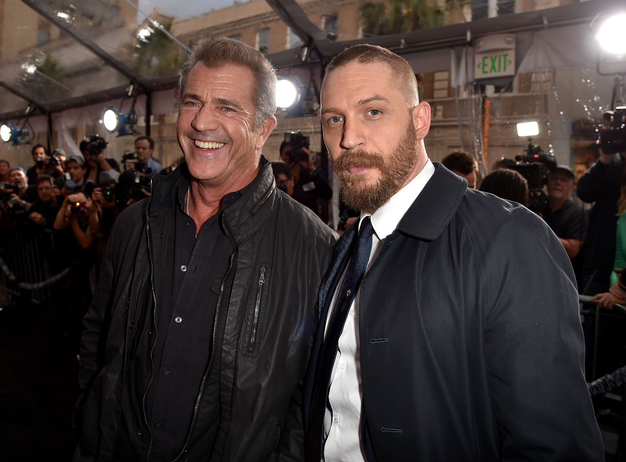 Mel Gibson and Tom Hardy at event of Paseles Maksas: ituzio kelias (2015)