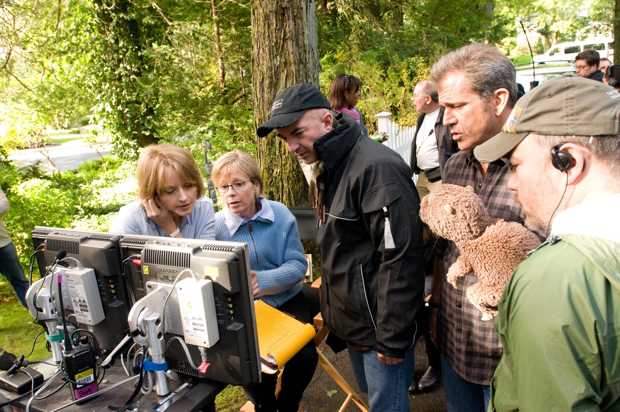 Jodie Foster, Mel Gibson and Hagen Bogdanski in The Beaver (2011)