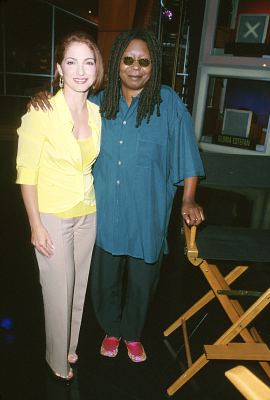 Whoopi Goldberg and Gloria Estefan at event of Hollywood Squares (1998)