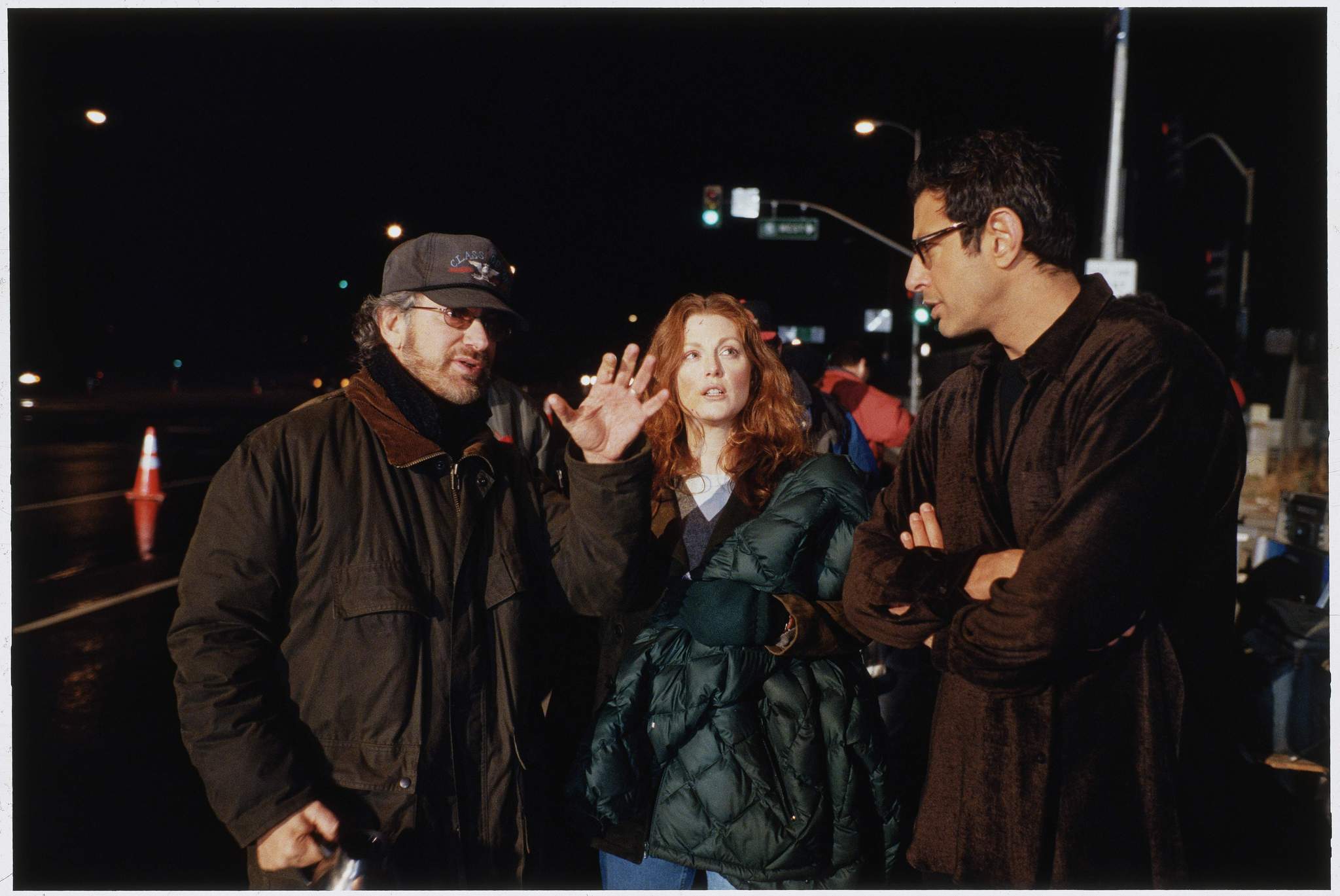 Still of Jeff Goldblum, Julianne Moore and Steven Spielberg in The Lost World: Jurassic Park (1997)