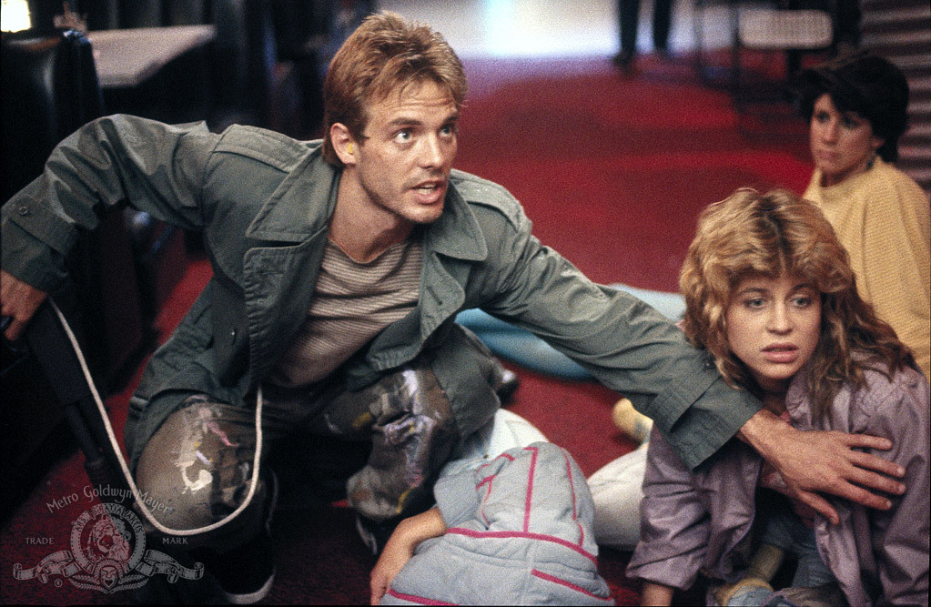 Still of Linda Hamilton and Michael Biehn in Terminatorius (1984)