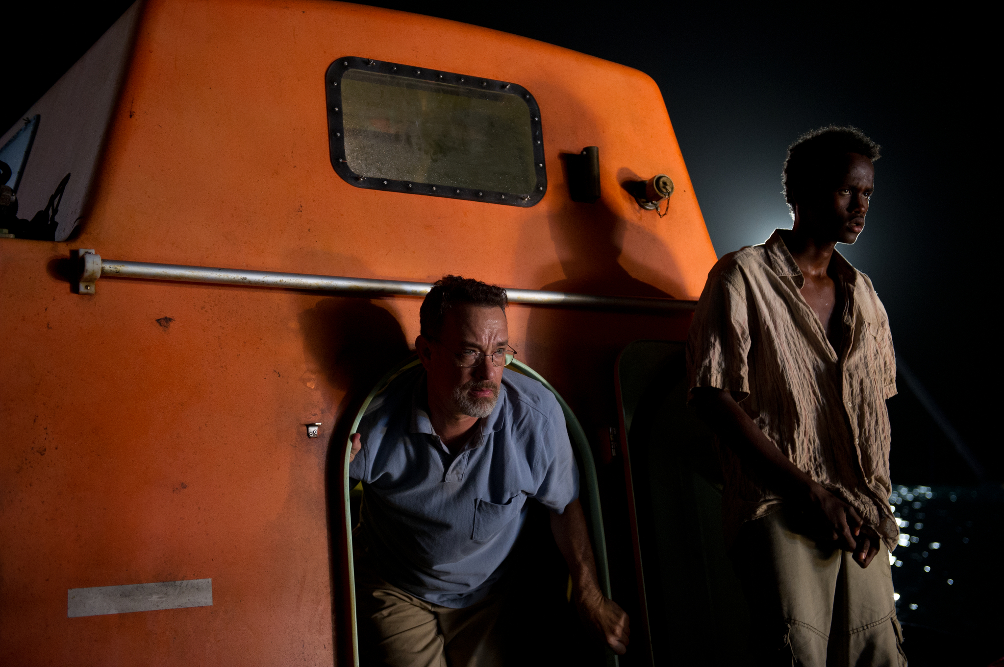 Still of Tom Hanks and Barkhad Abdirahman in Kapitonas Phillips (2013)