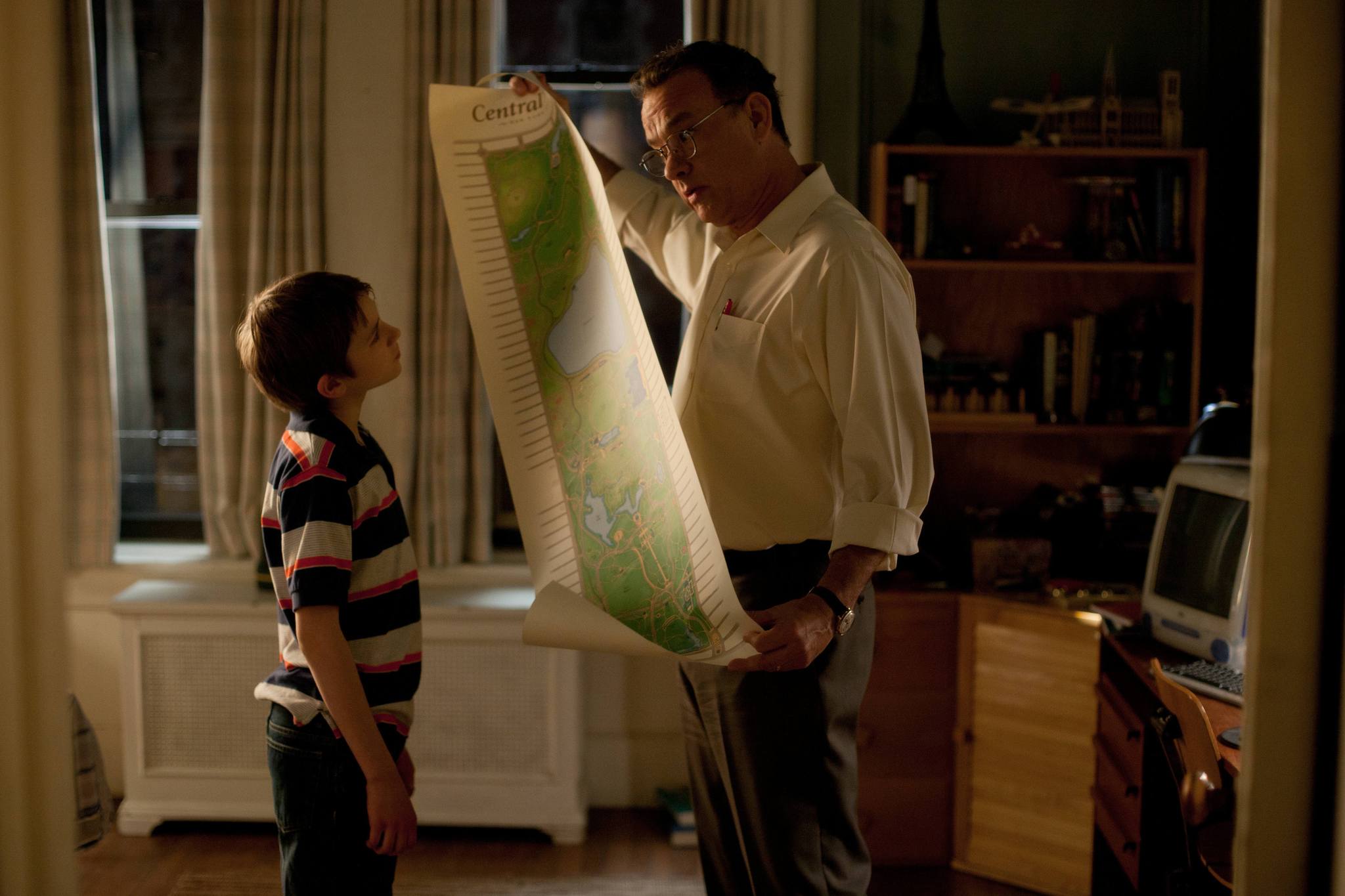 Still of Tom Hanks and Thomas Horn in Nepaprastai garsiai ir neitiketinai arti (2011)