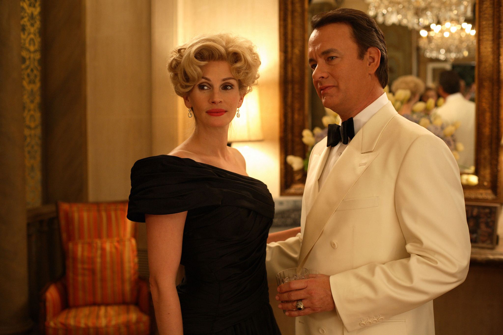 Still of Tom Hanks and Julia Roberts in Charlie Wilson's War (2007)