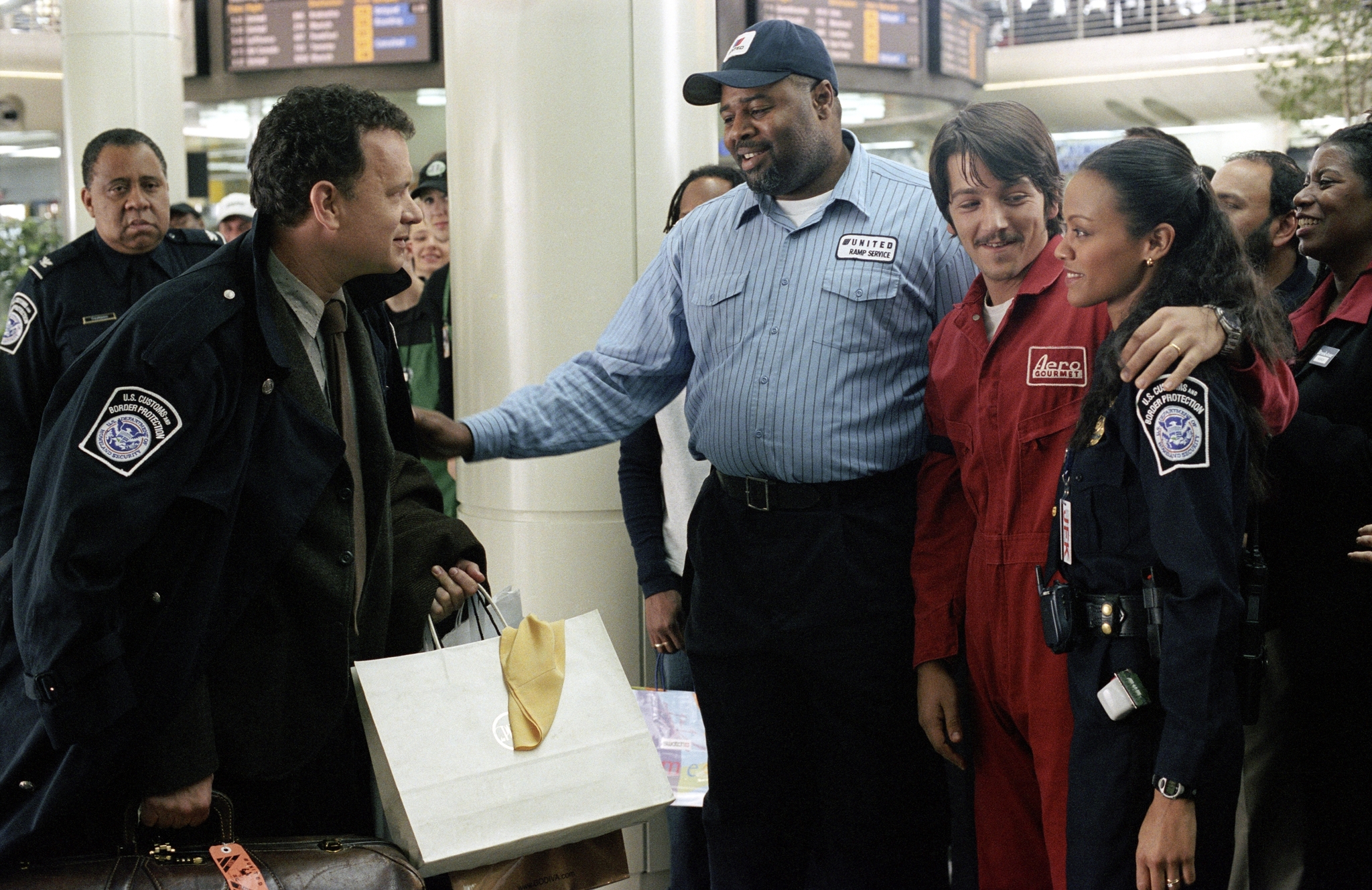 Still of Tom Hanks, Barry Shabaka Henley, Diego Luna, Chi McBride and Zoe Saldana in Terminalas (2004)