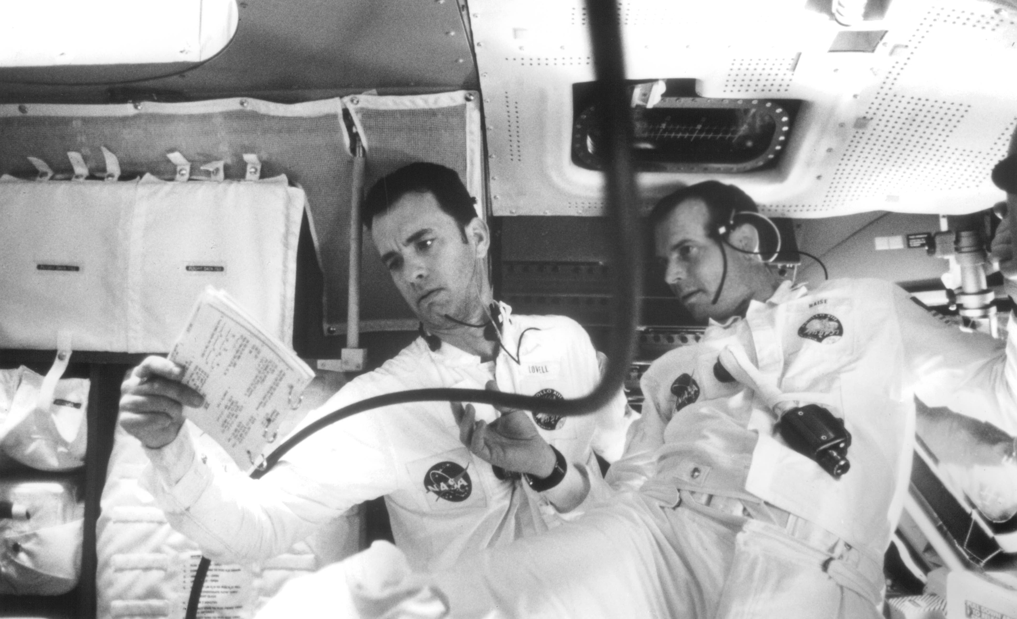 Still of Tom Hanks and Bill Paxton in Apollo 13 (1995)