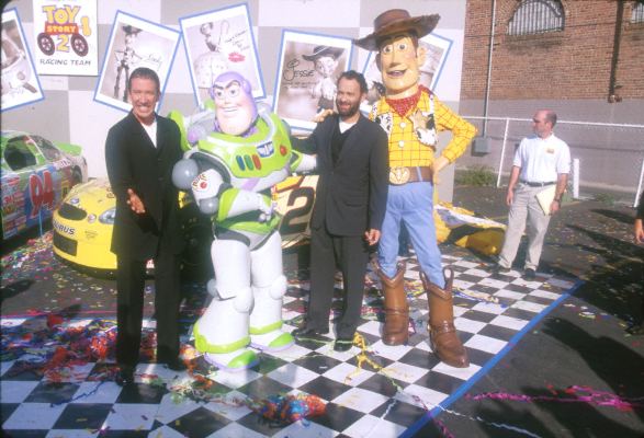 Tom Hanks and Tim Allen at event of Zaislu istorija 2 (1999)