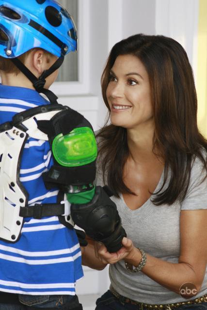 Still of Teri Hatcher and Mason Vale Cotton in Nusivylusios namu seimininkes (2004)