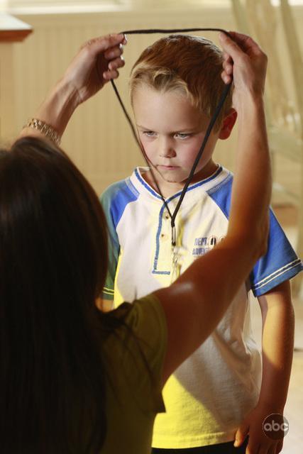 Still of Teri Hatcher and Mason Vale Cotton in Nusivylusios namu seimininkes (2004)