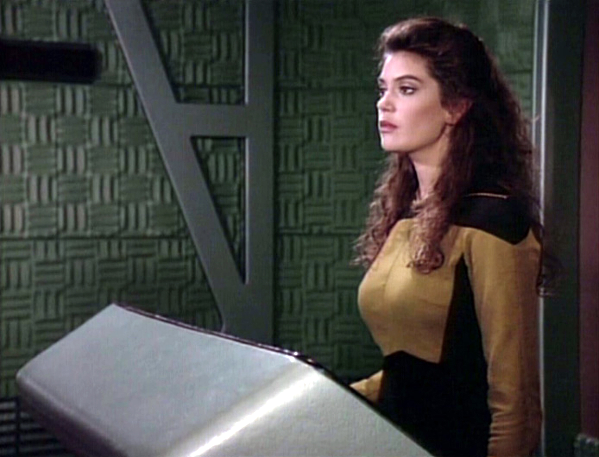 Still of Teri Hatcher in Star Trek: The Next Generation (1987)
