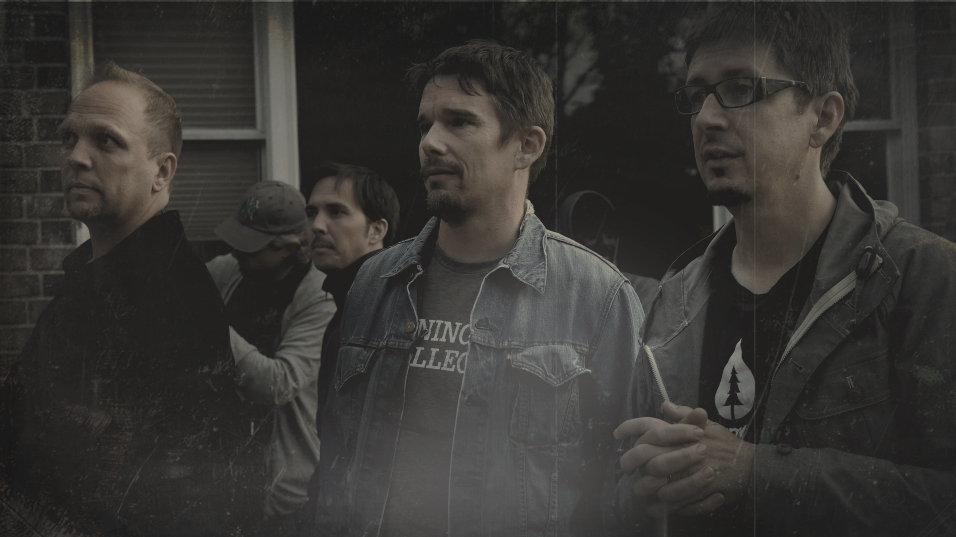 Still of Ethan Hawke, Scott Derrickson and Chris Norr in Gresmingas (2012)