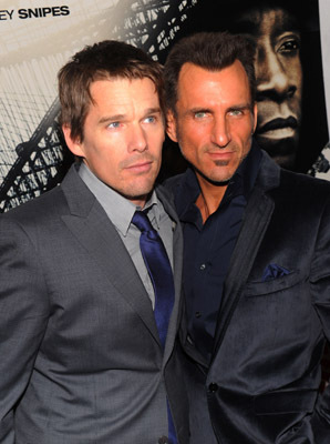 Ethan Hawke and Wass Stevens at event of Brooklyn's Finest (2009)