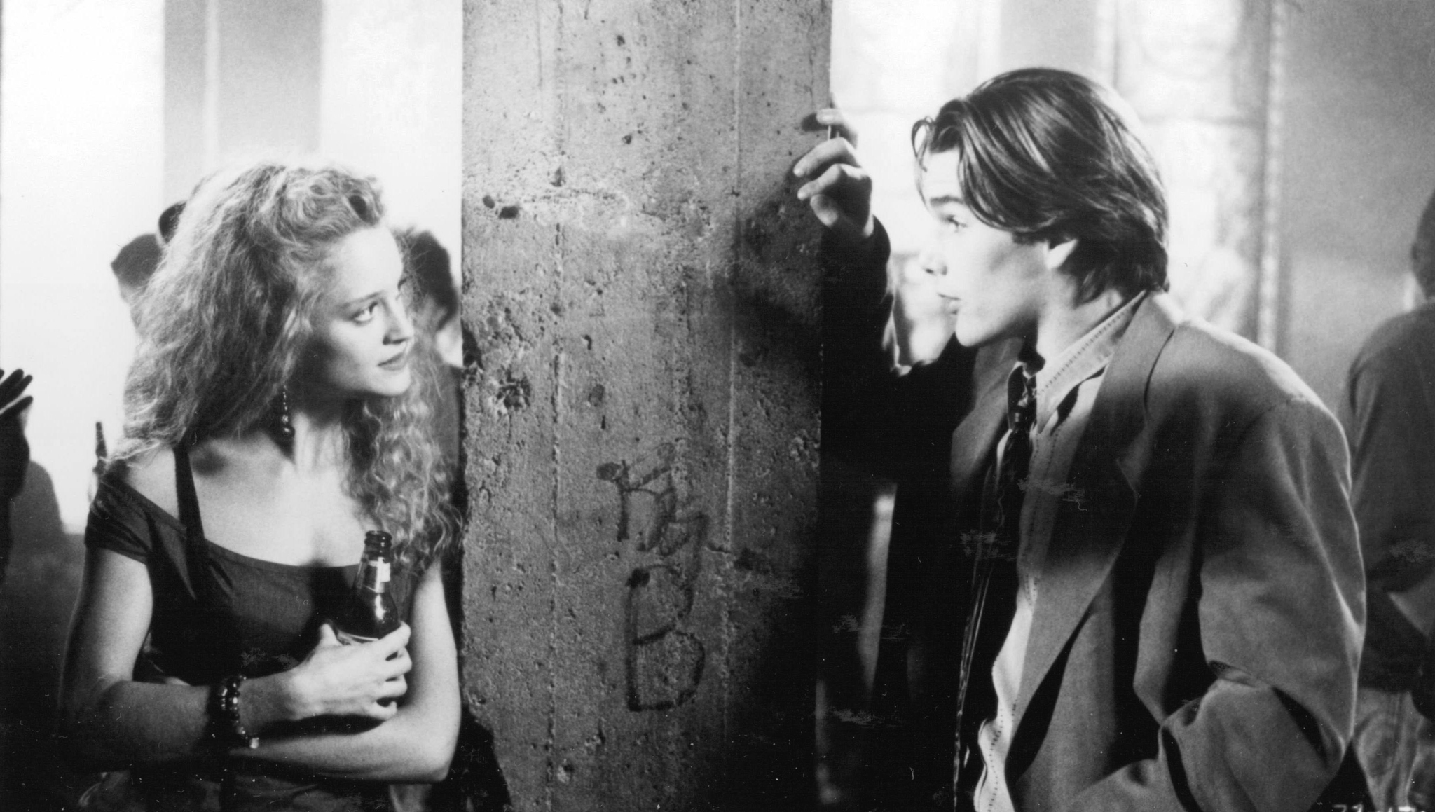 Still of Ethan Hawke and Teri Polo in Mystery Date (1991)