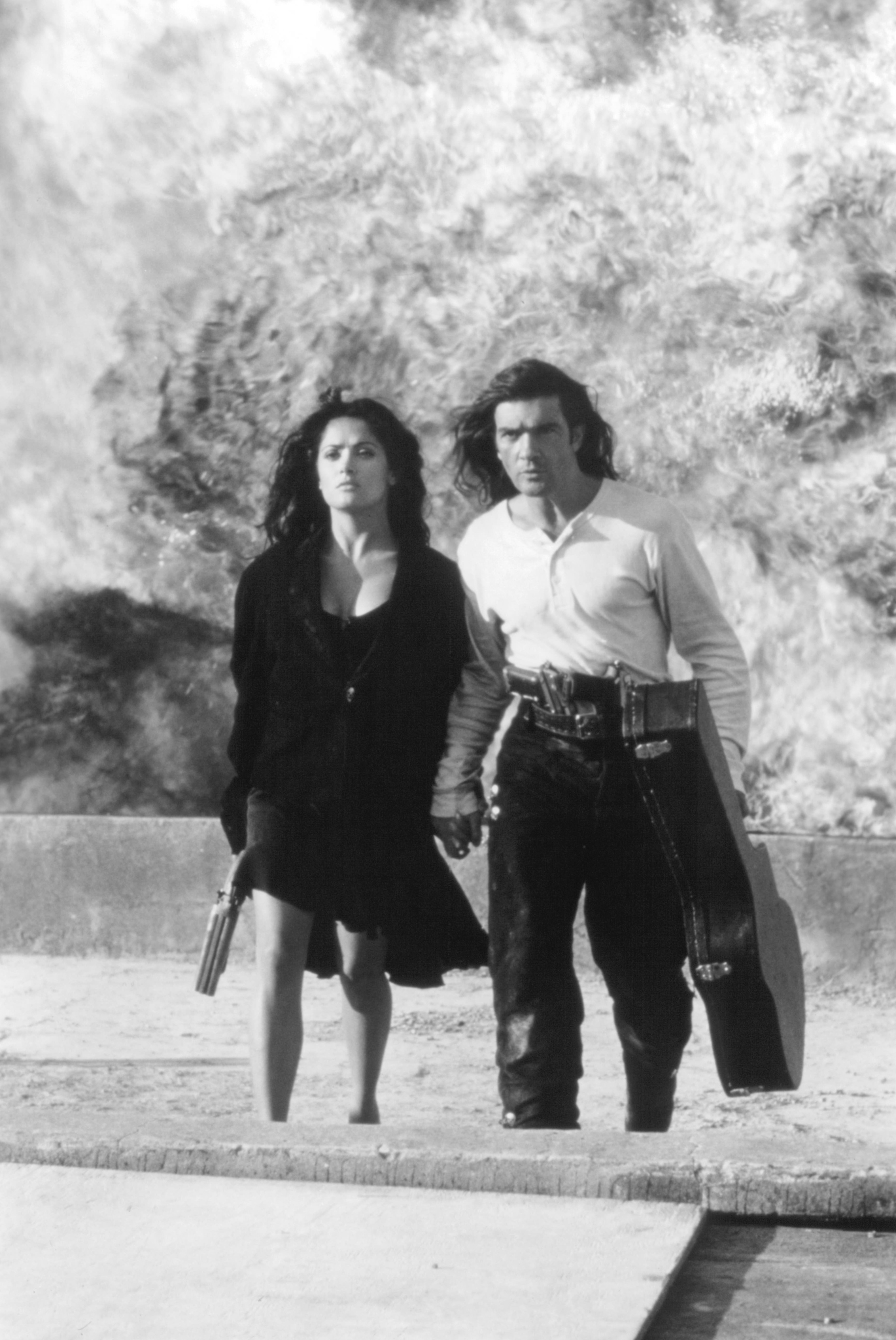 Still of Antonio Banderas and Salma Hayek in Desperado (1995)