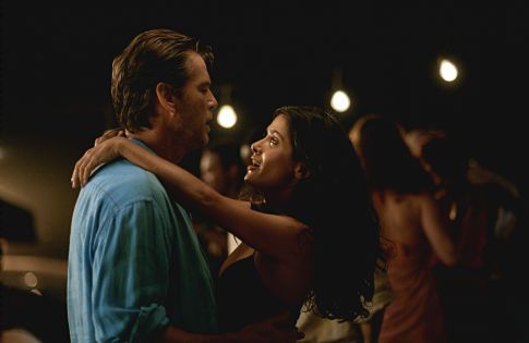 Still of Pierce Brosnan and Salma Hayek in After the Sunset (2004)
