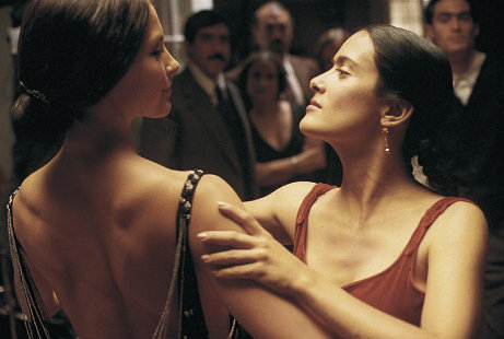 Still of Salma Hayek and Ashley Judd in Frida (2002)