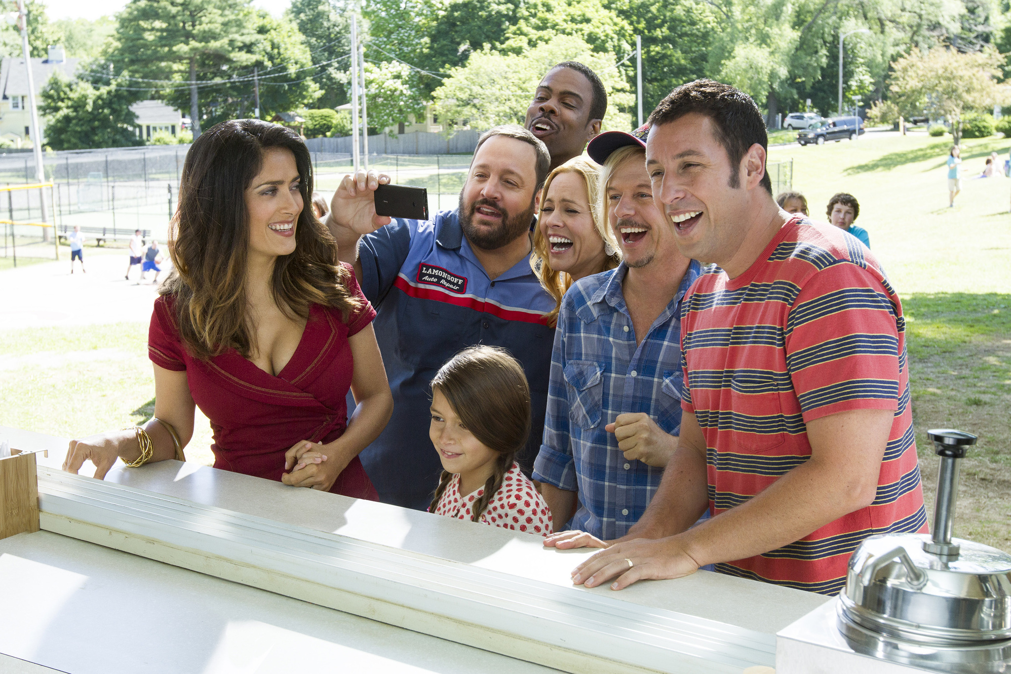 Still of Salma Hayek, Adam Sandler, Chris Rock, Maria Bello, David Spade and Kevin James in Nebrendylos 2 (2013)