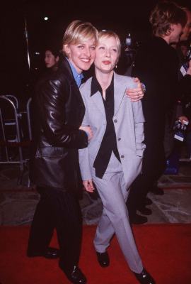 Anne Heche and Ellen DeGeneres at event of Sphere (1998)