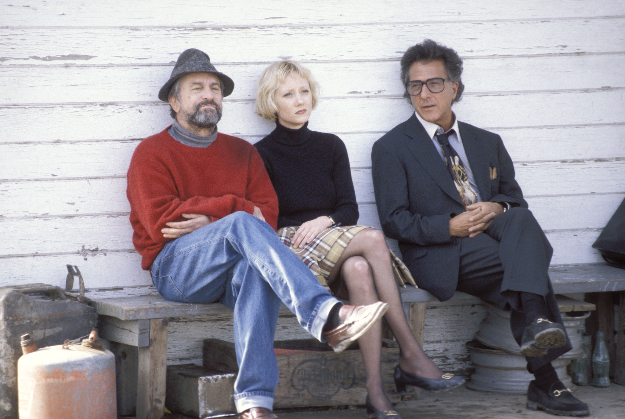 Still of Robert De Niro, Anne Heche and Dustin Hoffman in Wag the Dog (1997)