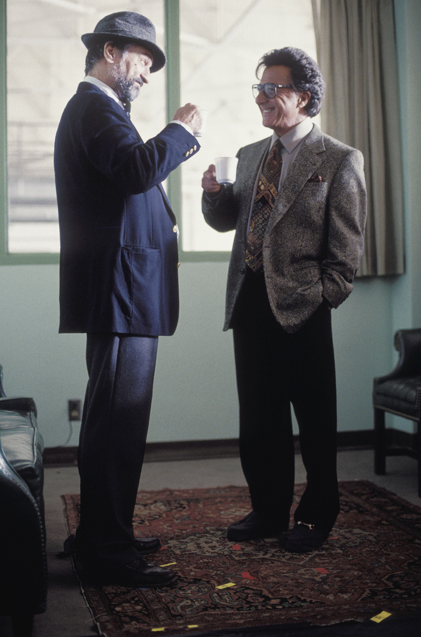 Still of Robert De Niro and Dustin Hoffman in Wag the Dog (1997)