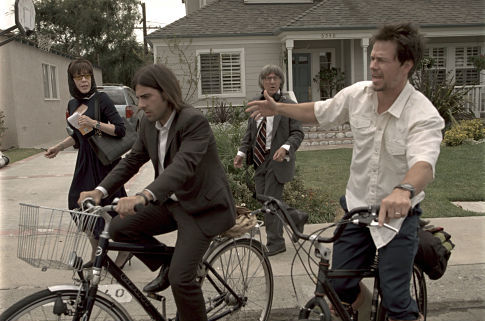 Still of Dustin Hoffman, Mark Wahlberg, Jason Schwartzman and Lily Tomlin in I Heart Huckabees (2004)