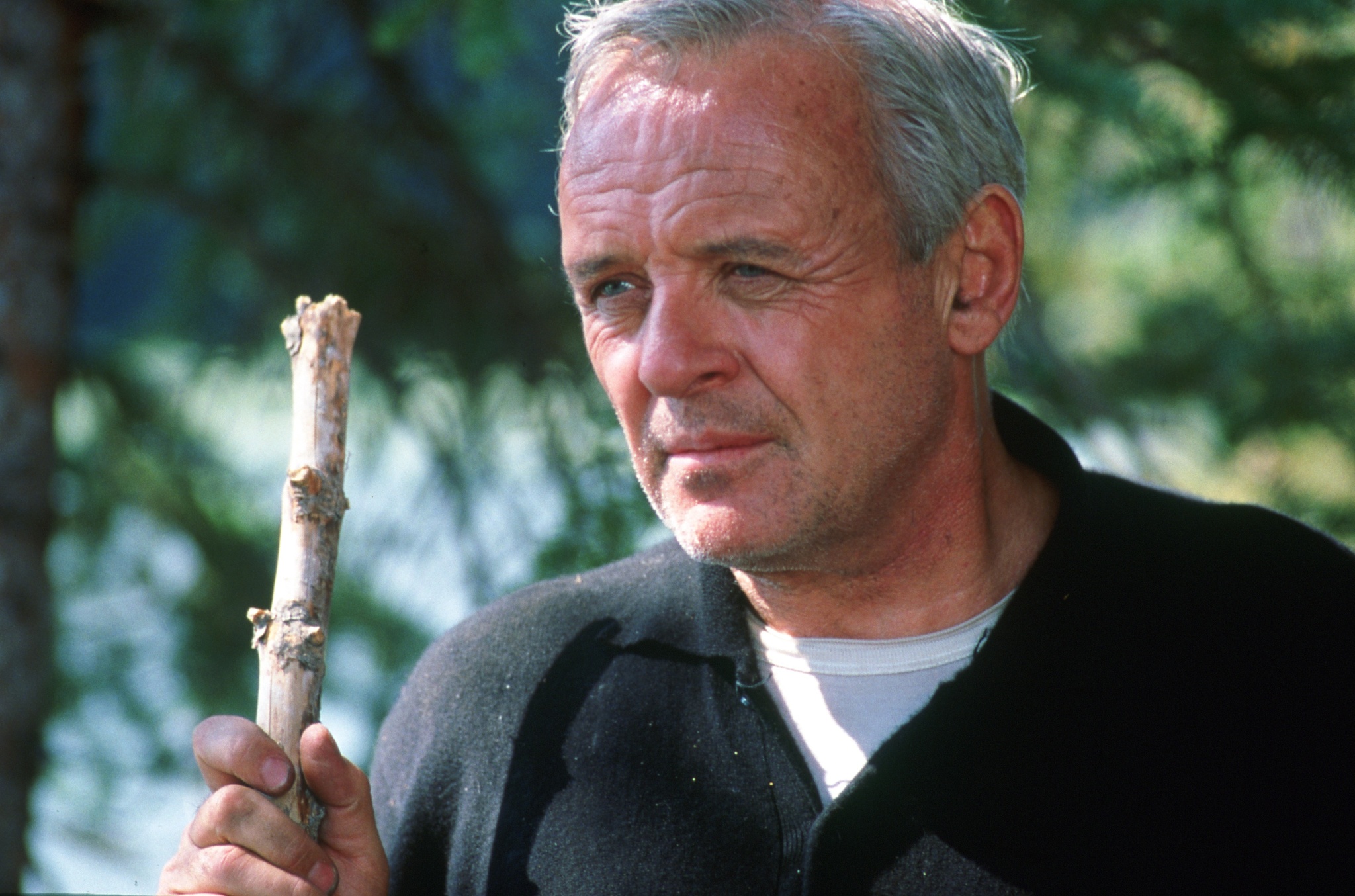 Still of Anthony Hopkins in The Edge (1997)