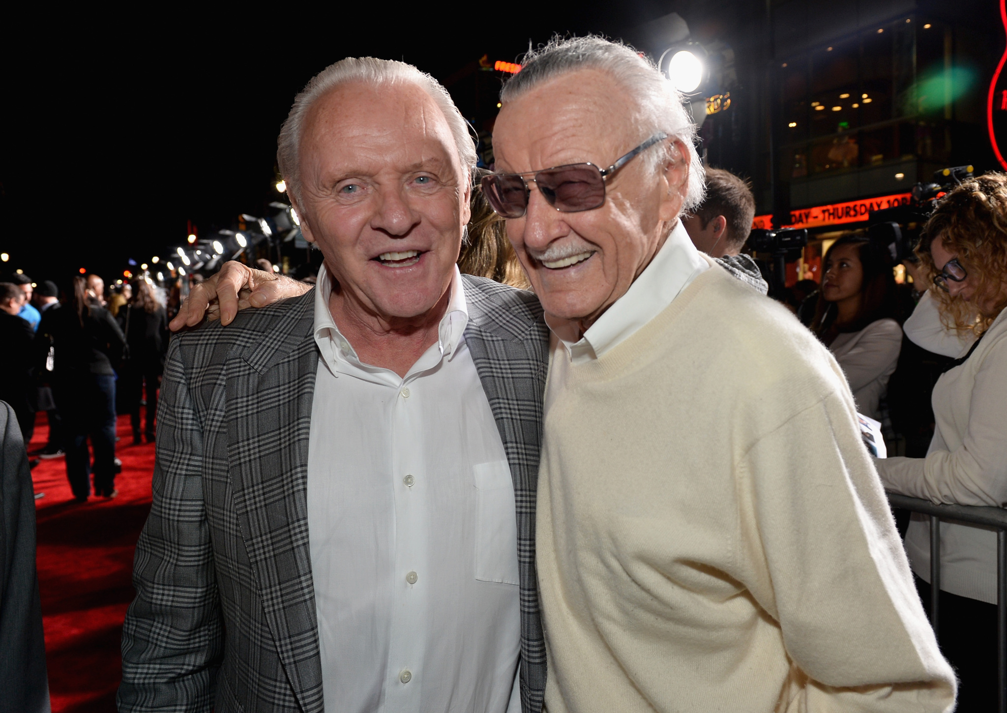 Anthony Hopkins and Stan Lee at event of Toras: Tamsos pasaulis (2013)