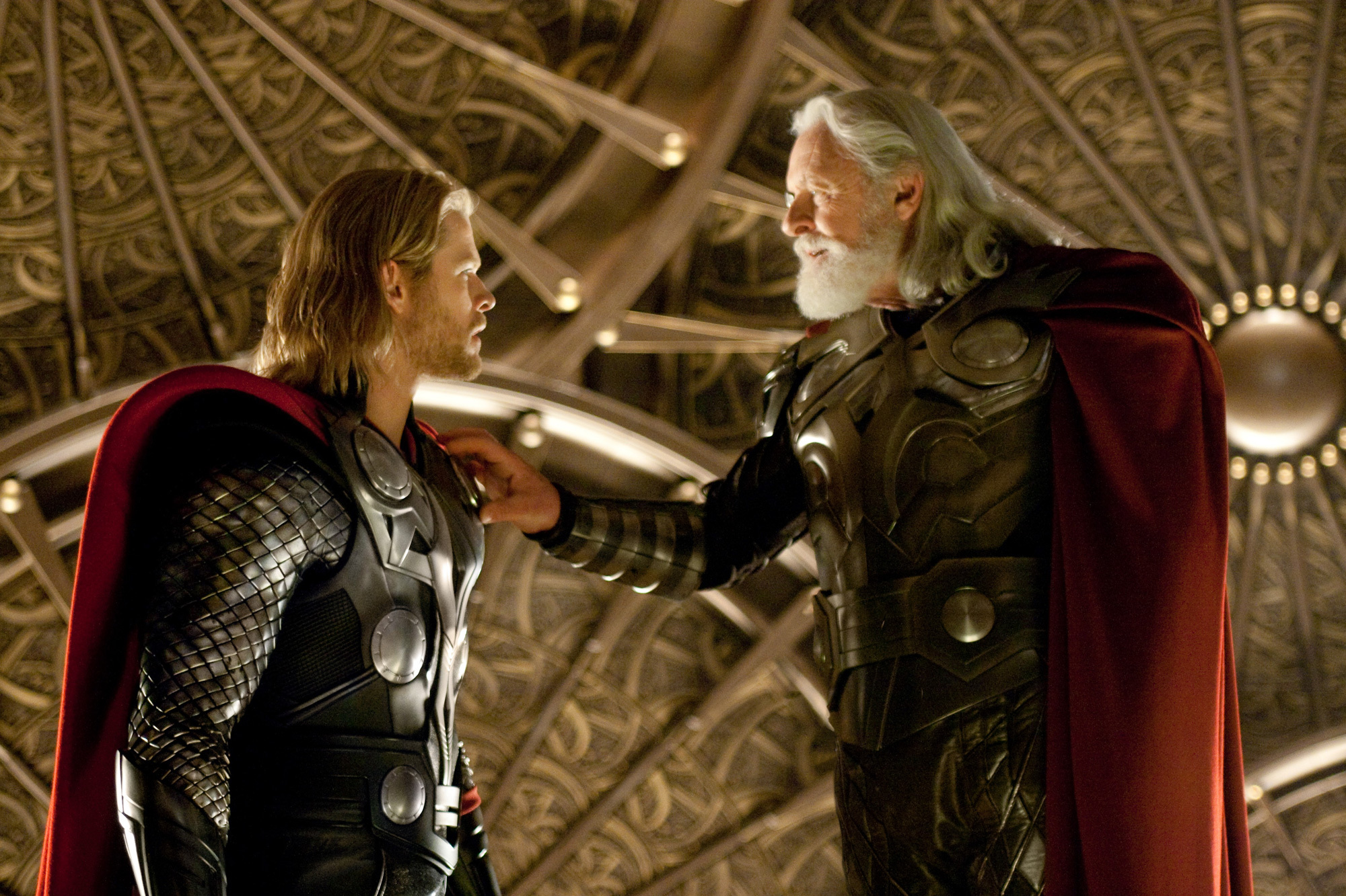 Still of Anthony Hopkins and Chris Hemsworth in Toras (2011)