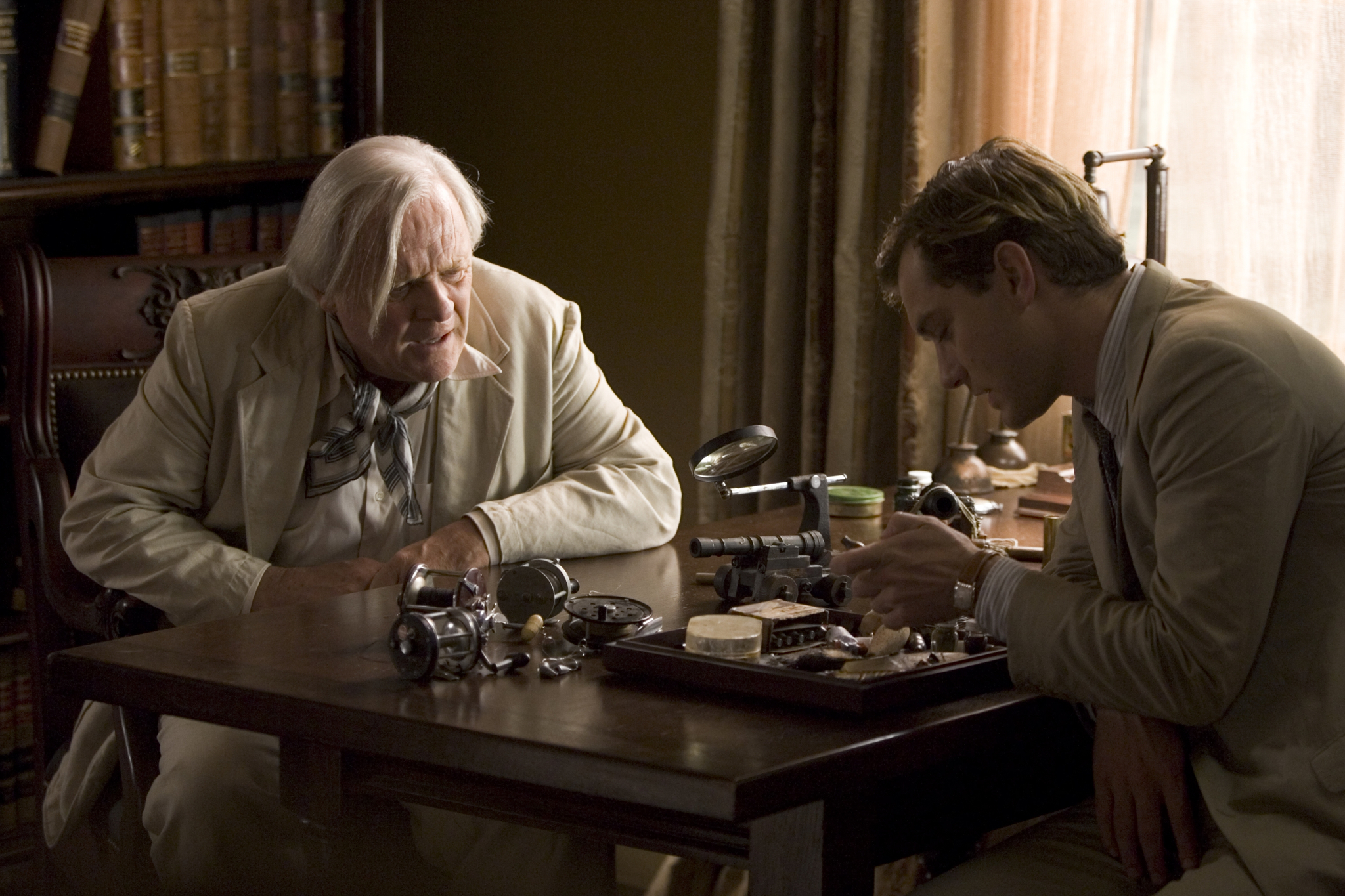 Still of Anthony Hopkins and Jude Law in All the King's Men (2006)