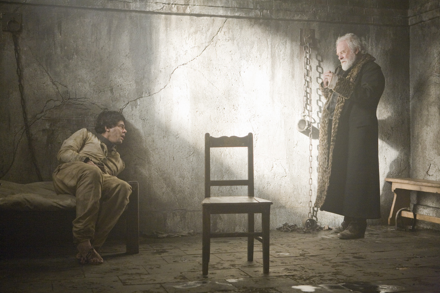 Still of Anthony Hopkins and Benicio Del Toro in Vilkolakis (2010)