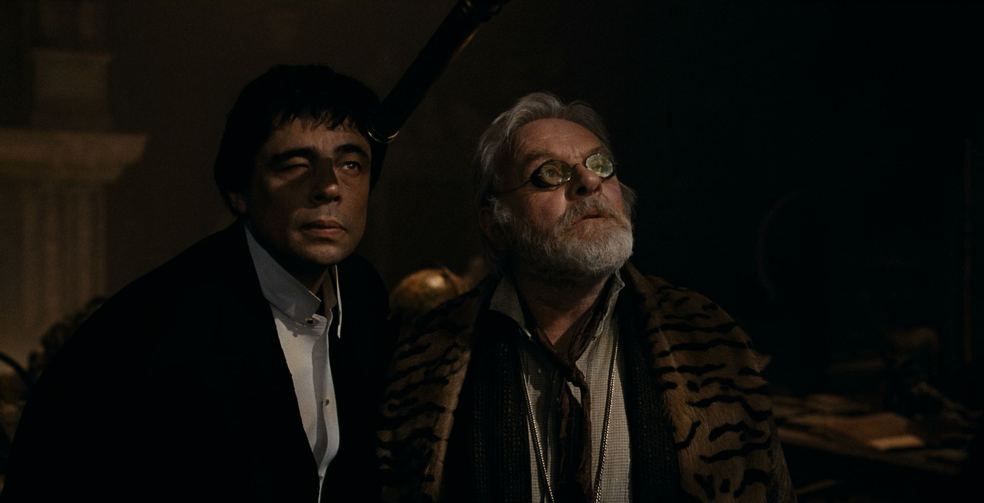 Still of Anthony Hopkins and Benicio Del Toro in Vilkolakis (2010)