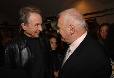 Anthony Hopkins and Warren Beatty at event of Beowulf (2007)