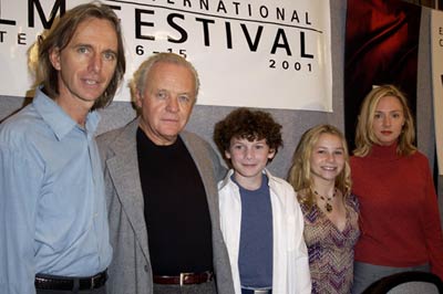 Anthony Hopkins, Hope Davis and Scott Hicks at event of Hearts in Atlantis (2001)