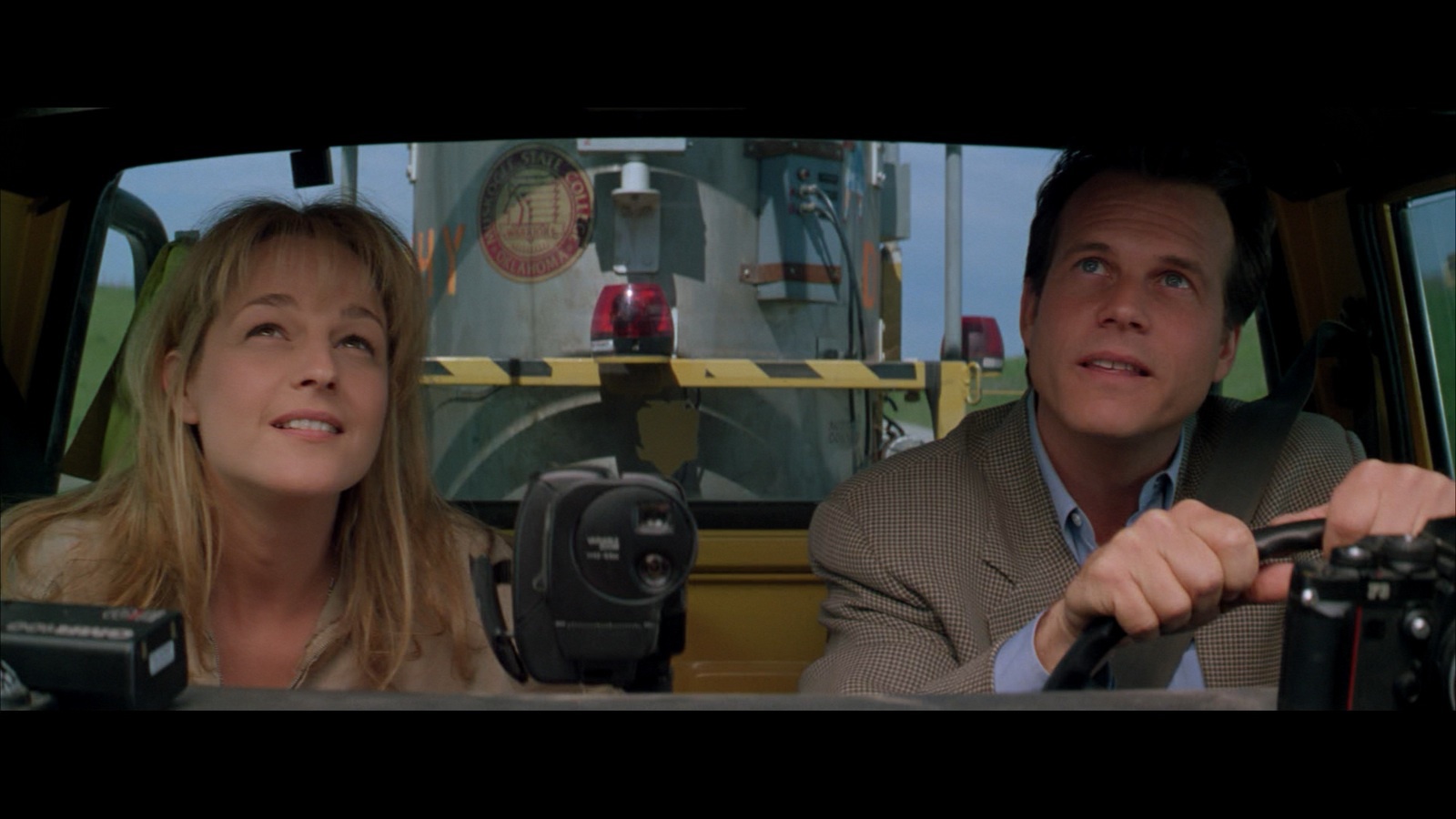 Still of Helen Hunt and Bill Paxton in Twister (1996)
