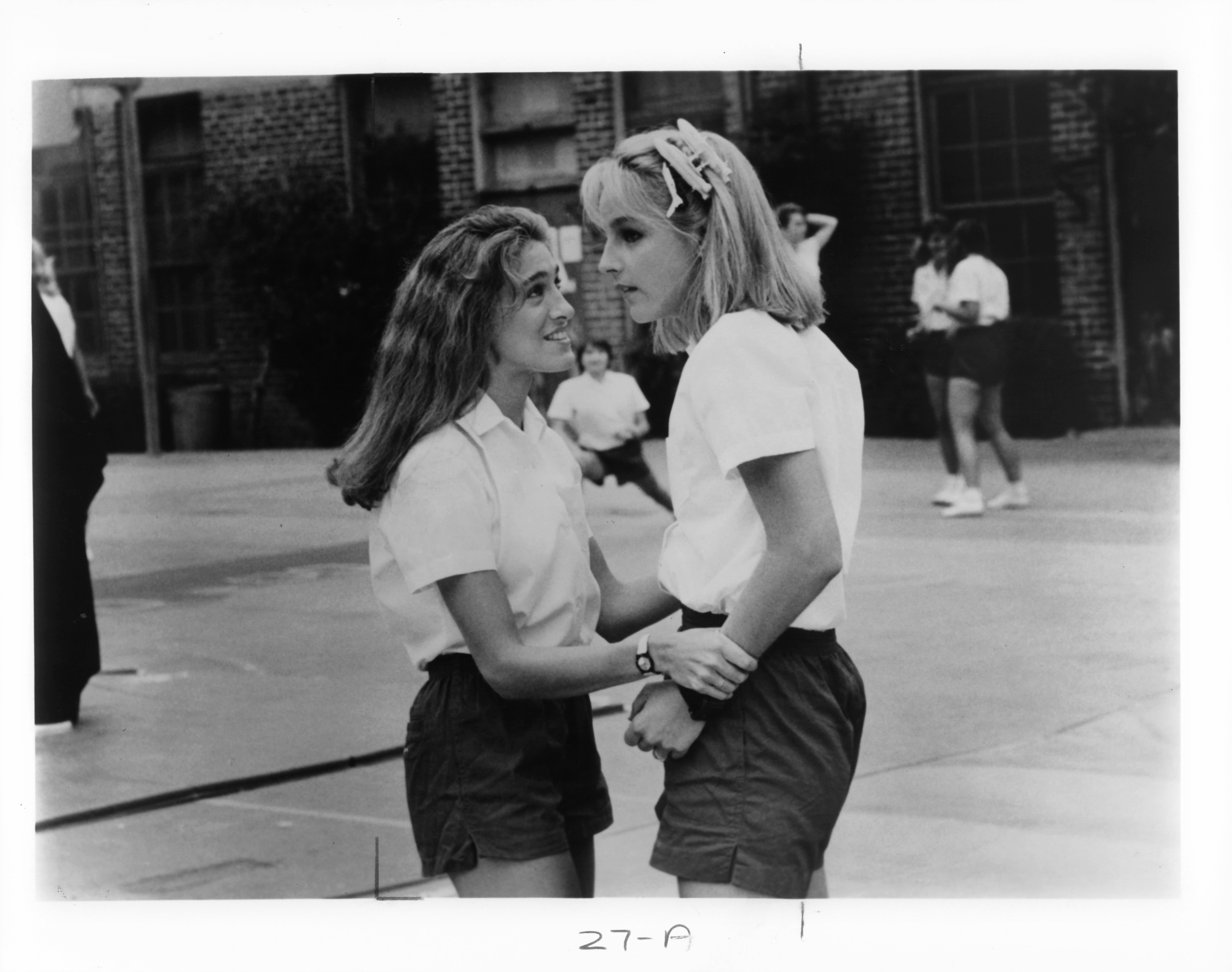 Still of Helen Hunt and Sarah Jessica Parker in Girls Just Want to Have Fun (1985)