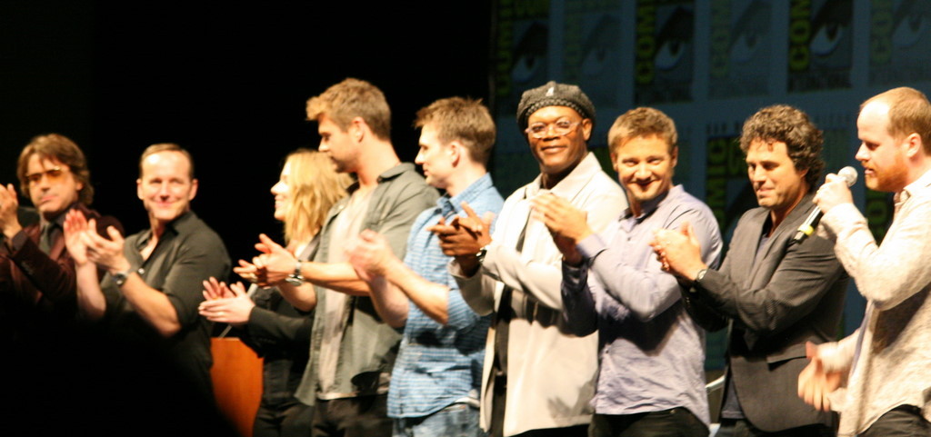 Samuel L. Jackson, Robert Downey Jr., Clark Gregg, Chris Evans, Scarlett Johansson, Jeremy Renner, Mark Ruffalo, Joss Whedon and Chris Hemsworth at event of Kersytojai (2012)