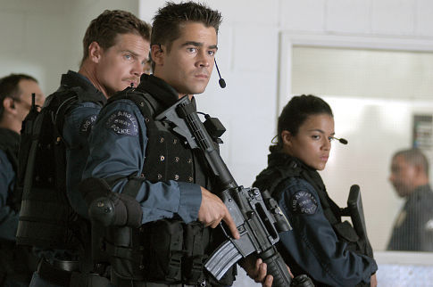 Still of Samuel L. Jackson, Colin Farrell, Michelle Rodriguez and Brian Van Holt in S.W.A.T. (2003)