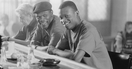 Still of Samuel L. Jackson and Lawrence Gilliard Jr. in Trees Lounge (1996)