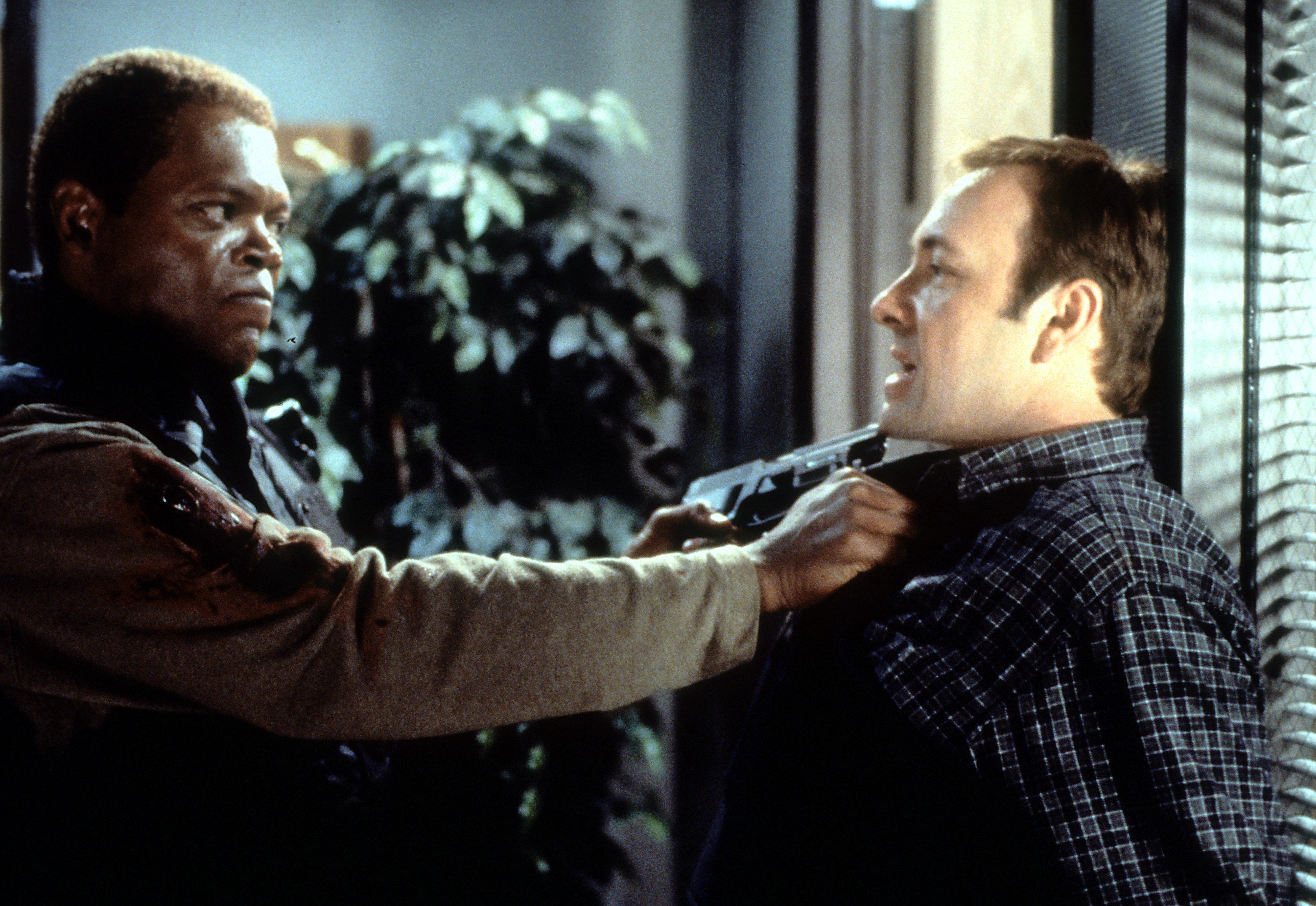 Still of Samuel L. Jackson and Kevin Spacey in The Negotiator (1998)