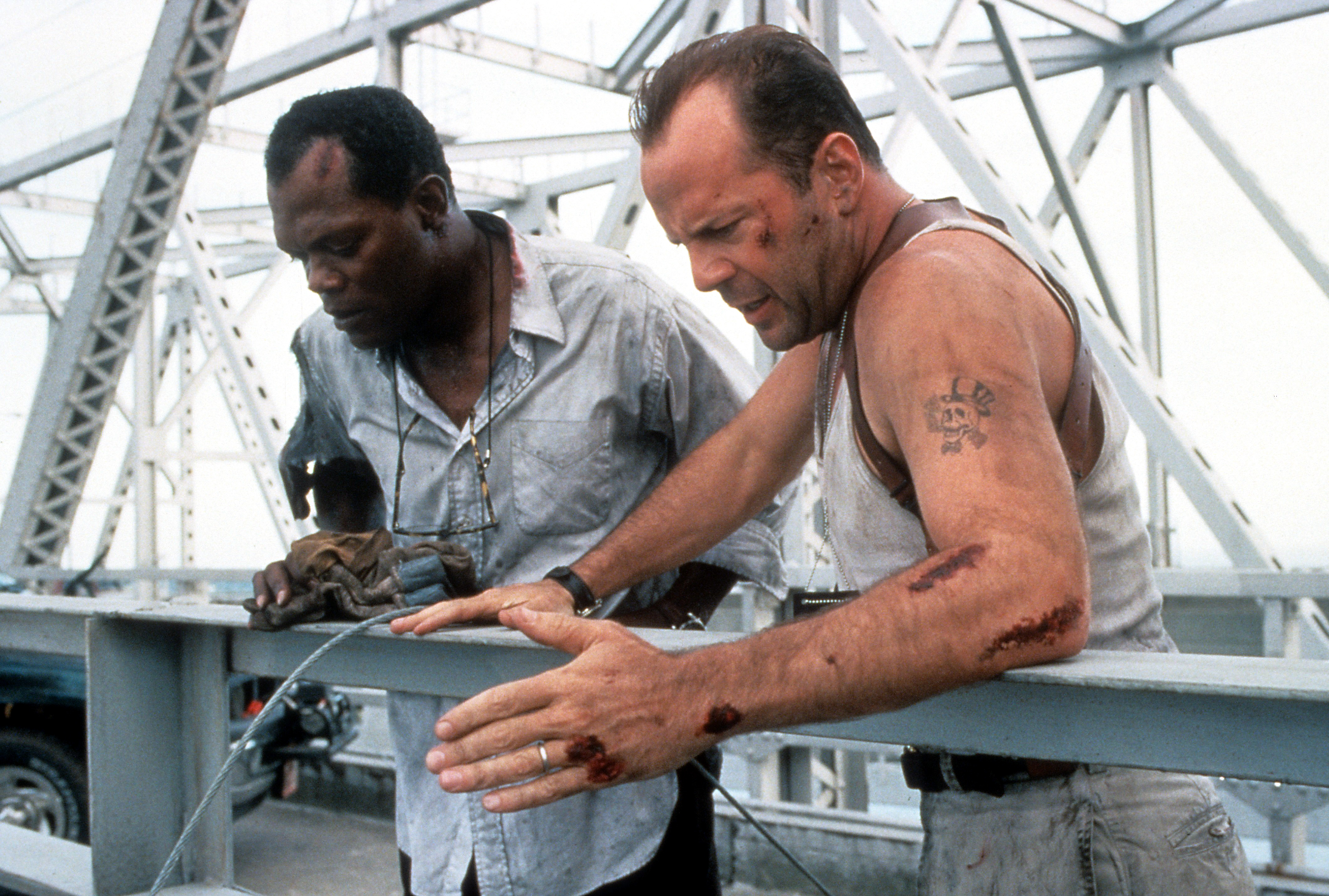 Still of Samuel L. Jackson and Bruce Willis in Kietas riesutelis. Kerstas su kaupu (1995)