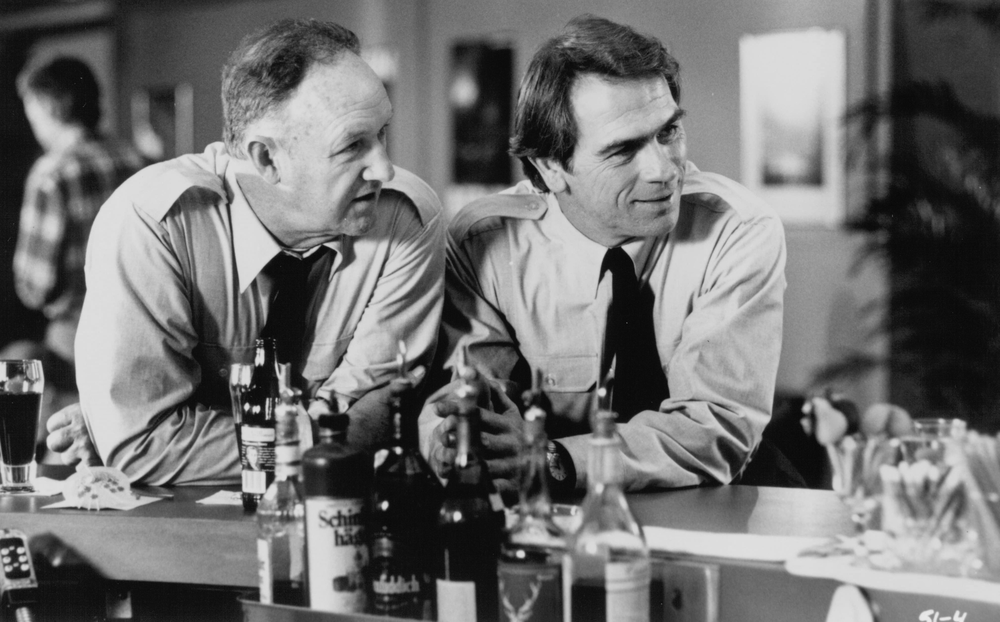 Still of Tommy Lee Jones and Gene Hackman in The Package (1989)