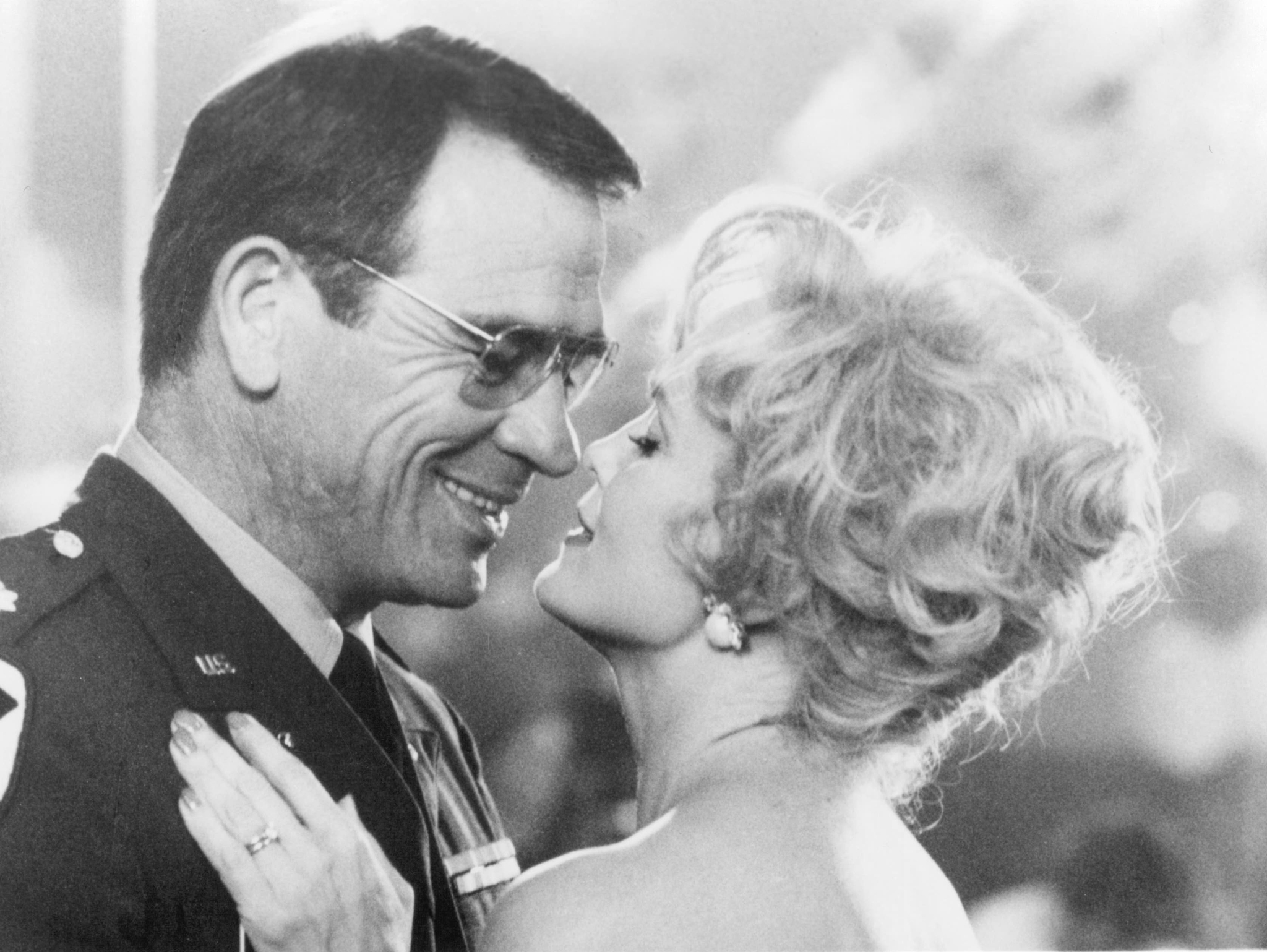 Still of Tommy Lee Jones and Jessica Lange in Blue Sky (1994)